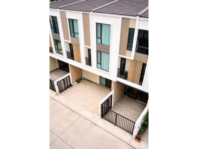 ทาวน์เฮ้าส์ 3 ชั้น 20 ตร.ม MRT ศรีแบริ่ง 2.4 กม.เลียบคลองหลวงแพ่ง