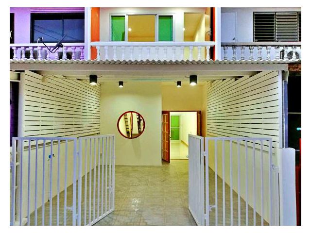 ขายทาวน์โฮมมินิมอล ใกล้รถไฟฟ้าสายสีชมพู เพียง 800 ม. ราคาดี ไม่มีค่าส่วนกลาง!