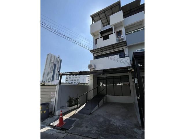 ให้เช่าโฮมออฟฟิศ 4 ชั้นหลังริม 352 ตรม. บางนา-ตราด21 ใกล้เซ็นทรัล