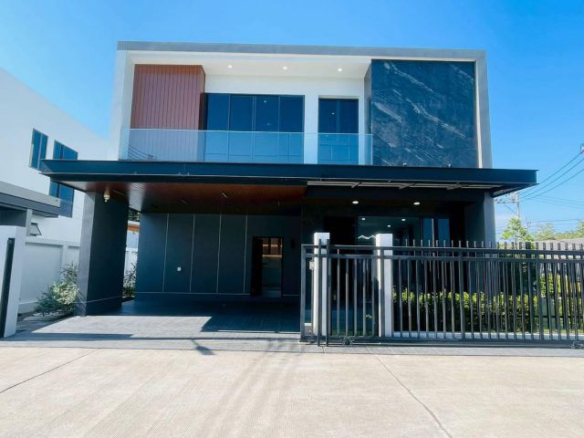 บ้านเดี่ยวหลังใหญ่ ก่อสร้างด้วยมาตรฐานสูง คัดสรรวัสดุคุณภาพทุกจุด ตั้งอยู่ในทำเลดี ใกล้เมืองเชียงใหม่ เดินทางสะดวก เหมาะ