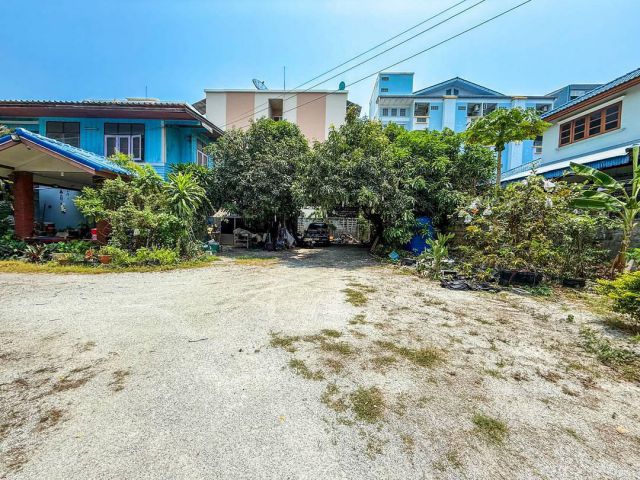 ขายที่ดินย่านทำเลทอง ทางลงหาดบางแสน 200 ตรว. 2 แปลง สวย ๆ หายากแล้ว