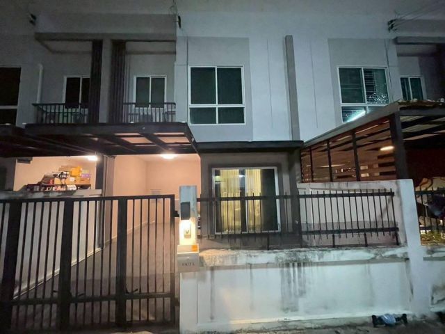 บ้านทาวน์โฮม2ชั้นใกล้ถนนสุขุมวิทหลังปั้มเชลล์หนองมน เนื้อที่ 18.5ตรว. 2.8ล้าน ต.เสม็ด อ.เมือง จ.ชลบุรี ทำเลดีมาก