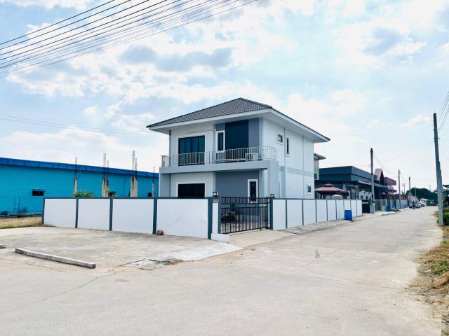 ขายบ้านเดี่ยว2ชั้น สร้างใหม่มือหนึ่งขนาดที่ดิน 70.7 ตร.วา ต.บ้านเกาะ อ.เมือง จ.สมุทรสาคร อยู่แถว โรงเรียนบ้านอ้อมโรงหีบ