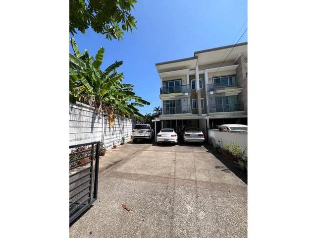 ให้เช่าทาวโฮม 3 ชั้นเดินทางออกพระราม 2 เพียง 1 กม.ใกล้โรงเรียนรุ่