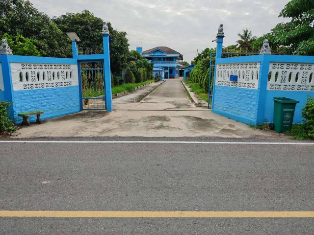 ขายถูกมาก!! บ้าน 2 หลัง บนที่ดิน 1ไร่ ติดถนน อ.วิเศษชัยชาญ จ.อ่างทอง ด้านหลังติดแม่น้ำน้อย ใกล้ตัวเมืองอ่างทอง 20 กม.