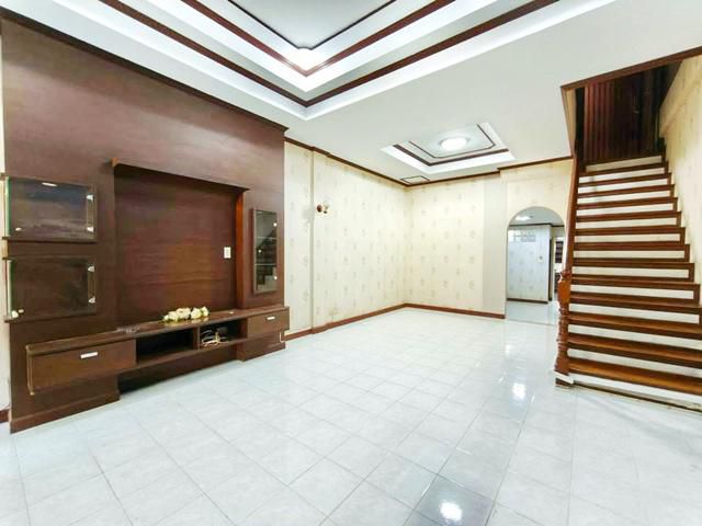 รักสัตว์ MRT ให้เช่าทาวน์โฮม 3 ชั้น 28 ตร.วา.ลาดพร้าว101 1.3 กม.