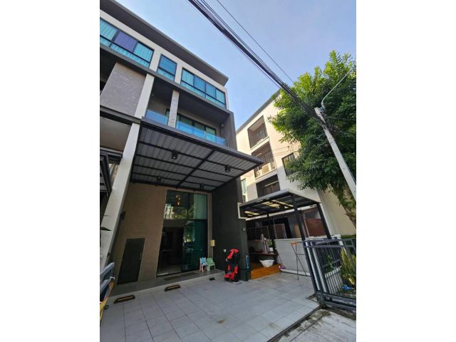 ขายทาวน์โฮมหลังมุม 3.5 ชั้น บ้านกลางเมือง วิภาวดี 64 พร้อมเข้าอยู่ ทำเลดี 15 นาที ถึง ม.เกษตร ใกล้รถไฟฟ้า เขียว-ชมพู