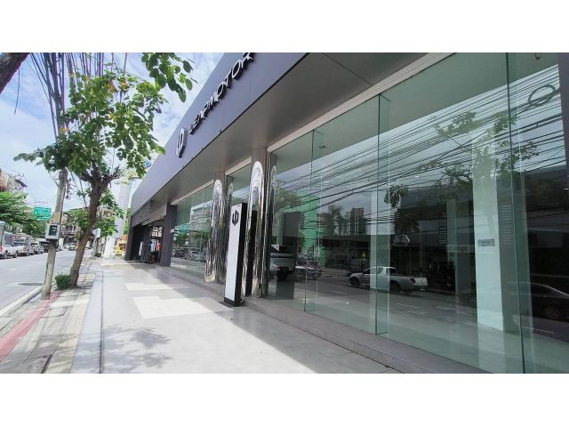 เช่า/ขาย โชว์รูมรถยนต์ ศูนย์บริการ พร้อมสำนักงาน บนถนนจอมทอง กทม