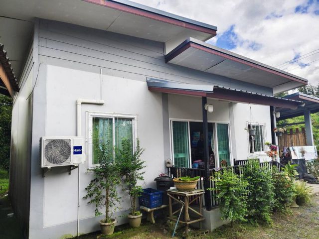 เสนอขายบ้านพร้อมอยู่อาศัย ติดถนนคอนกรีต เนื้อที่ 41 ตารางวา ใกล้สี่แยกไฟแดงกระทิง ตำบลพลวง อำเภอเขาคิชฌกูฏ จังหวัดจันทบุ