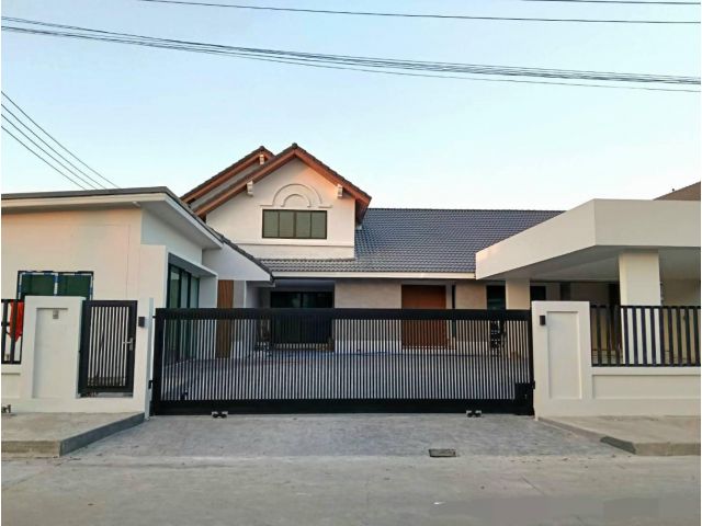 ขายบ้านเดี่ยวหลังใหญ่ เมืองเอก รังสิต จอดรถได้ 8 คัน เหมาะทำโฮมออฟฟิศ ทำเลศักยภาพ รีโนเวทใหม่ทั้งหลัง