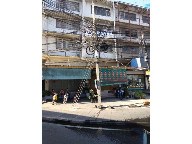 Rent Shop House main road closed BTS Yellow Line need to renovation