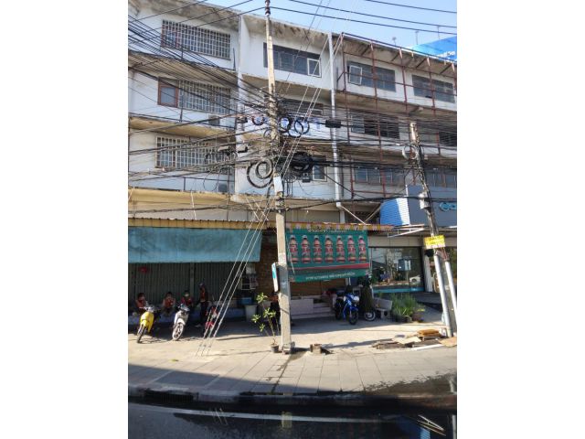 Rent Shop House main road closed BTS Yellow Line need to renovation