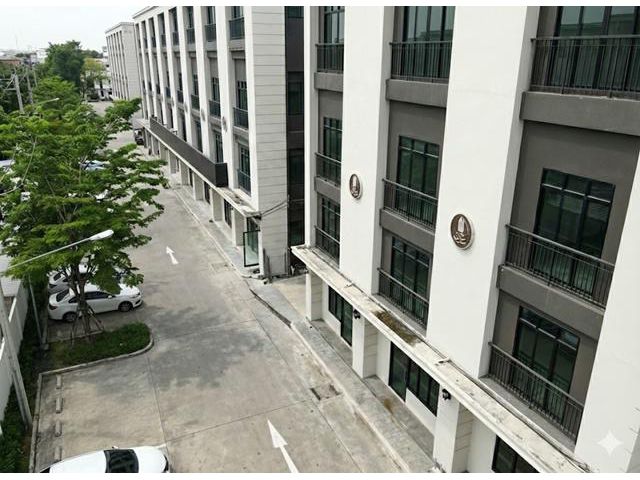 ออฟฟิศใหม่  4 ชั้น ลาดพร้าว110-114 MRT มหาดไทย รามคำแหง 51-57