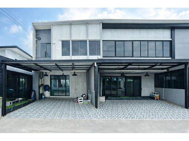 ติดสระว่ายน้ำ พระราม 9 5นอน MRT ศรีกรีฑา 2.6 กม. ทาวน์โฮม ใหญ่