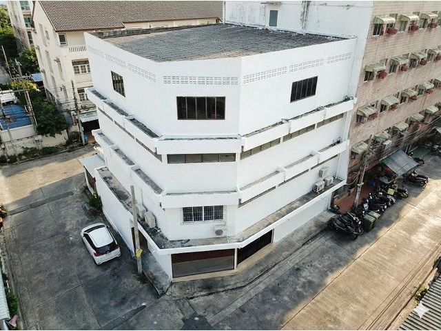 หัวมุม BTSเซนต์หลุยส์4คูหาทะลุ แม็คโคร สาทร  สภาอุตสาหกรรม 250ม.