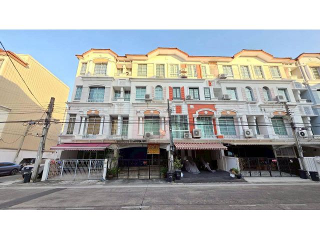 ขายด่วน ทาวน์โฮม 4 ชั้น 24.2ตรว. หมู่บ้านกลางเมือง พระราม 9-ลาดพร้าว ทำเลทอง ติดเลียบด่วน! เหมาะทั้งอยู่อาศัยและทำออฟฟิศ