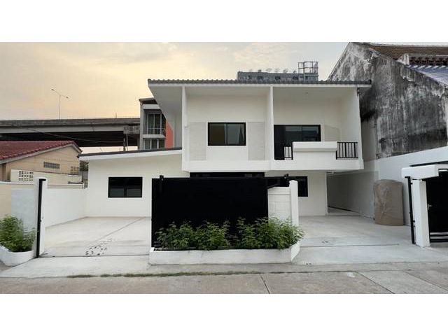 ให้เช่าบ้านเดี่ยว เพียง 5นาที ถึงทองหล่อ และ1 นาที ถึง ทางด่วนพัฒ