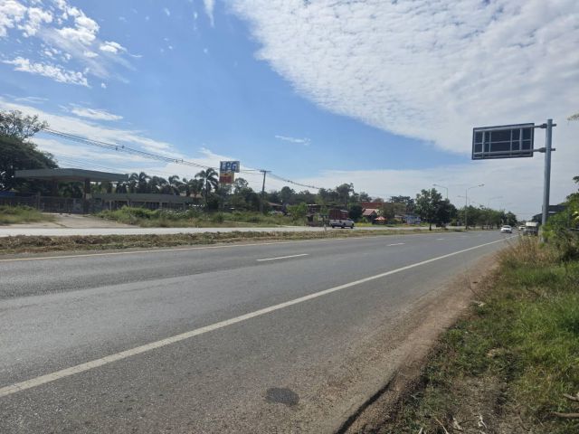 ขายที่ดินพร้อมสิ่งปลูกสร้างเมืองมหาสารคาม ติดถนนแจ้งสนิท 13 ไร่ ราคา 5ล/ไร่