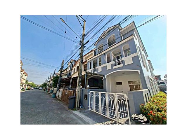 ขายด่วนบ้านทาวน์โฮม 3 ชั้น หลังมุม หมู่บ้าน The Balcony Home เฉลิมพระเกียรติ ร.9 ซอย 28 ใกล้สวนหลวง ร. 9 (N.1971)