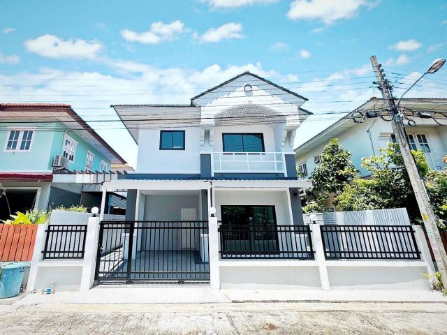 ขายถูกมาก!! บ้านแฝด 2 ชั้น รีโนเวทใหม่ทั้งหลัง ม.บุรีรมย์ วงแหวน-ปิ่นเกล้า ใกล้โลตัสบางใหญ่ รถไฟฟ้า  เซ็นทรัลเวสต์เกต