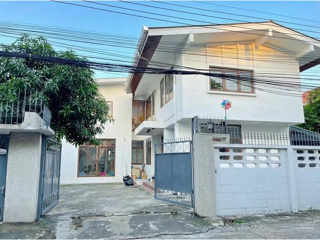 แอร์ 8 เครื่อง 6 นอน  MRT บางซื่อ 2 กม.ให้เช่าบ้านเดี่ยว 2 ชั้น ใ