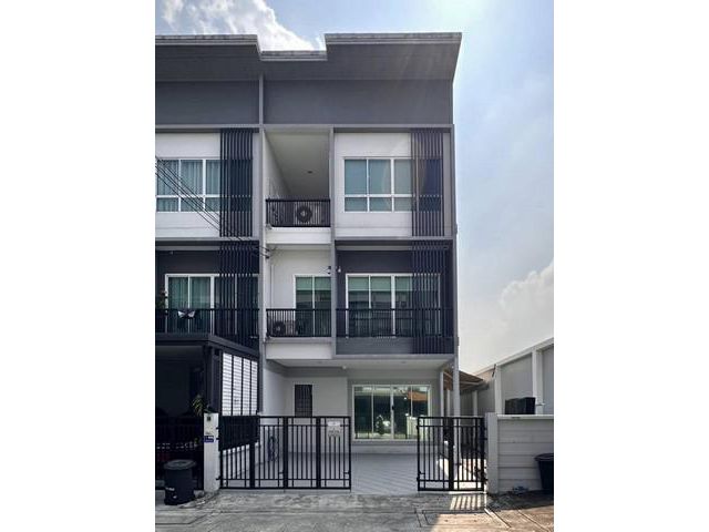 4 ห้องนอน 3 ห้องน้ำ  หมู่บ้านสัมมากร อเวนิว รามอินทรา-วงแหวน