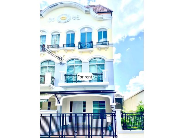 U1391 ให้เช่าบ้านทาวน์โฮม หมู่บ้านกลางเมือง โมนาโค ศรีนครินทร์ 24  บ้านพร้อมเฟอร์บางส่วน ทำเลดีเดินทางสะดวกเข้าออกได้หลา