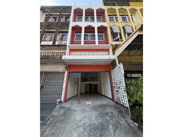 U1392 ให้เช่าอาคารพาณิชย์ 3 ชั้น ถนนเสรีไทย บ้านเปล่า ทำเลดีเดินทางสะดวกเข้าออกได้หลายทาง