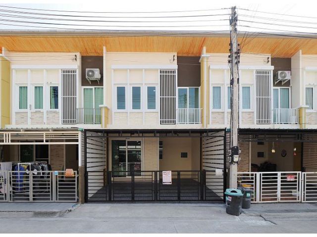 ขายราคาพิเศษ ทาวน์เฮ้าส์ 2 ชั้น ม.โกลเด้นทาวน์ โครงการ2 ขนาด 19.2 ตร.ว. 4 ห้องนอน 2 ห้องน้ำ บ้านหน้ากว้าง ฟังชั่นบ้านดีเ