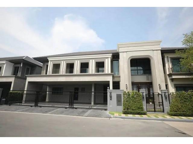 ขายด่วน บ้านหรูใหม่ กรุงเทพกรีฑา 49 ลบ. วิวสวนกลาง พร้อมอยู่ทันที