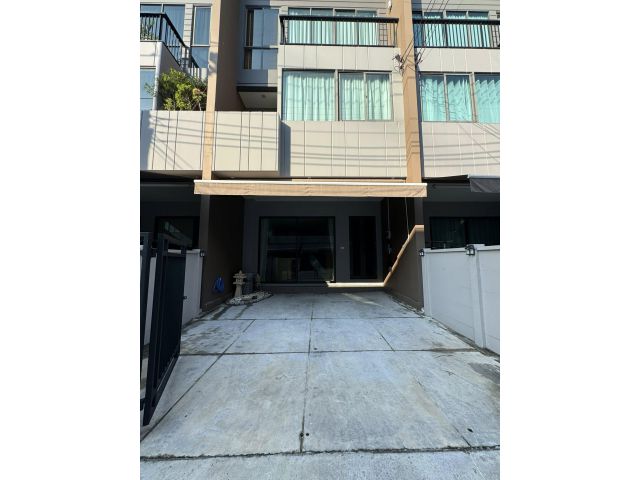 ปล่อยเช่าทาวน์โฮม 3 ชั้น  บ้านกลางเมือง พระราม 9 กรุงเทพกรีฑา