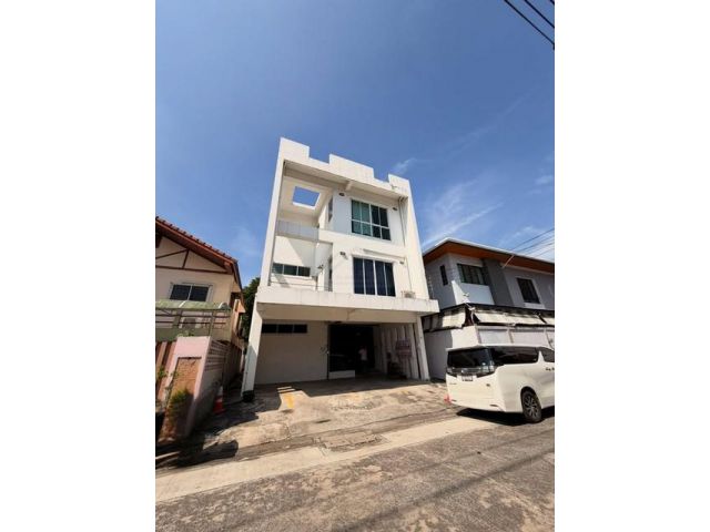 ให้เช่าโฮมออฟฟิศ 3 ชั้น + ดาดฟ้า 750 ตรม. ย่านเพชรบุรี – พระราม 9