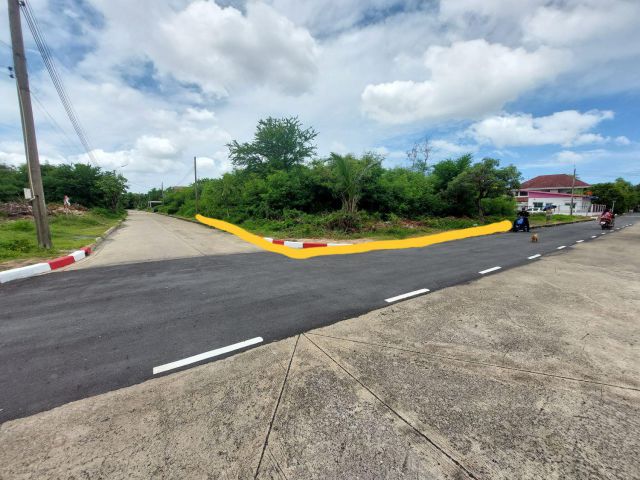 ขายด่วนที่ดินเปล่า ทำเลดี แปลงมุมสวย ในหมู่บ้านมัณฑนา ศรีนครินทร์ (Manthana Srinakarin) จังหวัดสมุทรปราการ