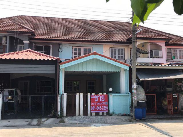 ทาวน์เฮ้าส์ 2 ชั้น หมู่บ้านณัฐวรรณ  เลขที่ 12/183 ซอยสังฆสันติสุข