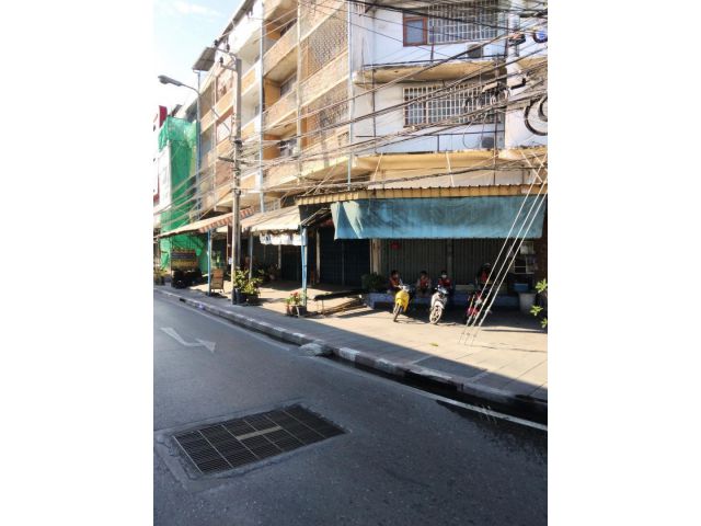 Commercial building for sale, on Srinakarin Road, next to BTS Shop house for sale and Rent no car park closed Main Road