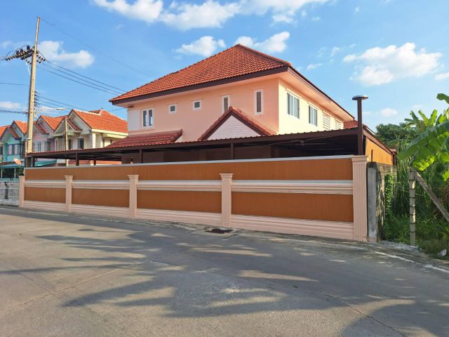 ขายที่ดินพร้อมสิ่งปลูกสร้าง  หมู่บ้านปริญญาฉัตร บ้านแฝด  เนื้อที่ 47.1 ตรว.