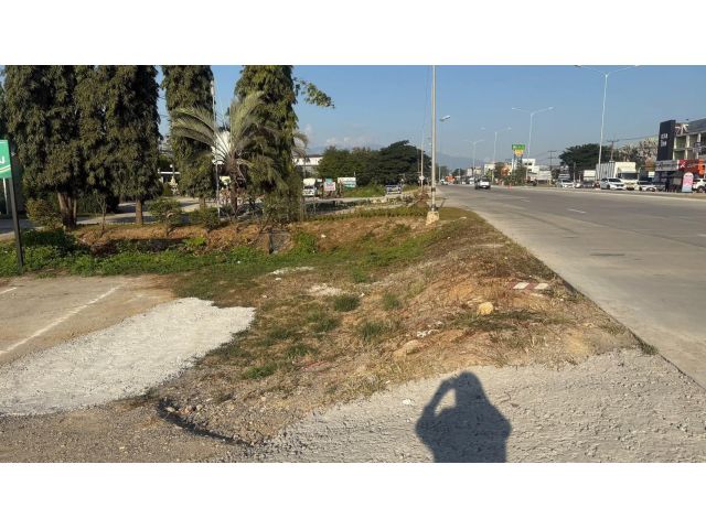 ชายที่ดินติดถนนหลักสันกลางสันกำแพงห่างตลาดเจริญเจริญ 600 เมตร