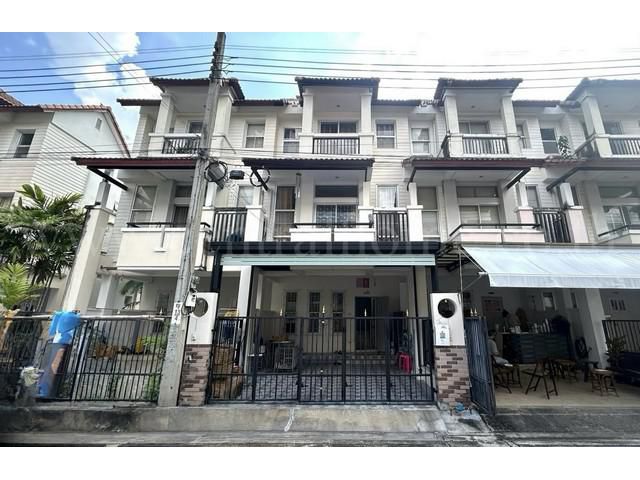 ทาวน์โฮม 3 ชั้น นารารมย์ บางกรวย - ไทรน้อย ติดโซล่าเซลล์ทั้งหลัง