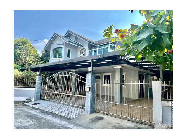 ขายบ้านเดี่ยว 2 ชั้น หมู่บ้านเศรณี ซ.วัดเวฬุวนาราม 18  หลังมุม เนื้อที่ 98.5 ตารางวา 3 ห้องนอน ถนนสรงประภา