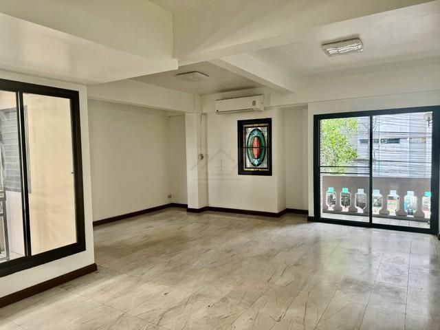 P1940 ให้เช่า โฮมออฟฟิศ 4 ชั้น ดาดฟ้า หลังริม ซอยสุขุมวิท 4