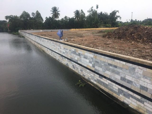 ขายที่ดินเนื้อที่ 6ไร่ หน้ากว้างติดแม่น้ำ 95 เมตร ที่ดินถมแล้ว ทำเขื่อนปูนแข็งแรง