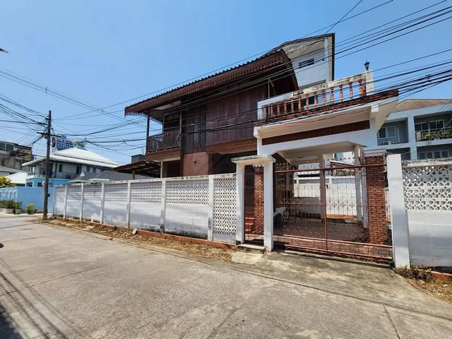 ให้เช่าบ้านหลังมุม 75 ตรว. ลาดพร้าว 35 เชื่อมต่อรัชดา บ้านสไตล์วิ