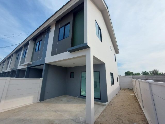 ให้เช่าทาวน์โฮม หลังมุม 26 ตรว. พื้นที่ข้างบ้านกว้าง 2 เมตร เจษฎา 11 รังสิต คลอง 2 ใกล้นิคมนวนคร เดินทางสะดวก เชื่อมออกพ