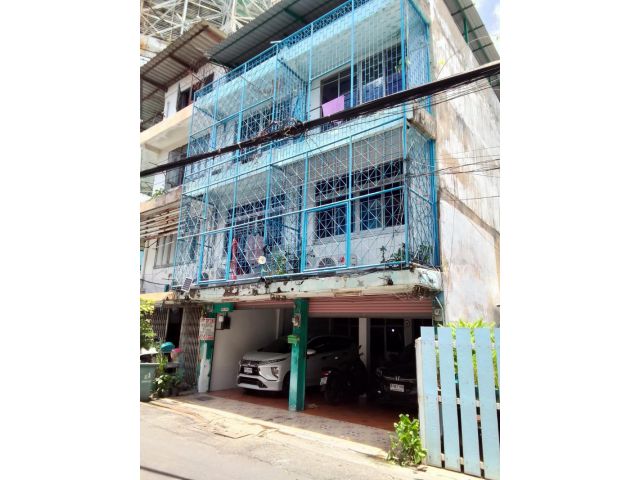ขายตึกแถว 3 ชั้น ถนนจันทน์ 43 แยก 18-6 (ซอยสาธุประดิษฐ์ 20) พื้นที่ 18 ตรว. ทำเลทองใจกลางเมือง ใกล้ทางด่วนพิเศษศรีรัช