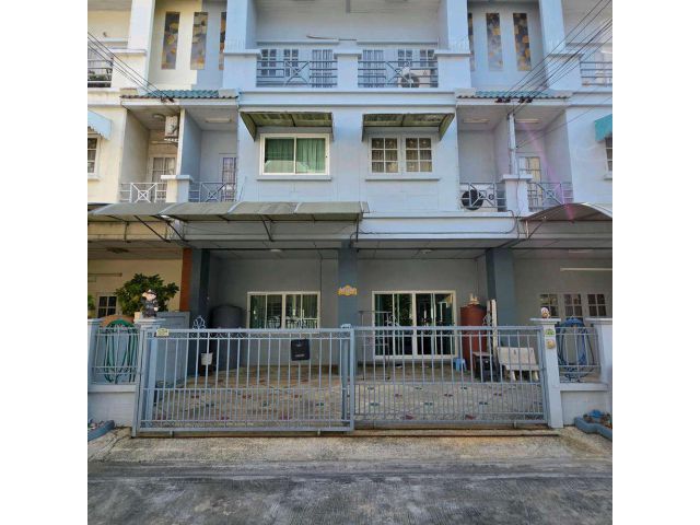 ขายบ้านทาวน์โฮมหลังคู่ 3 ชั้น ทำเลทองติด CDC ตรงข้าม Central Eastville เฟอร์ครบ พร้อมอยู่