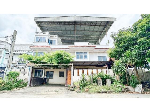 ลดราคา ทาวน์เฮ้าส์ 3 ชั้น ซอยเอกชัย 135 ตีทะลุ 2 คูหา หลังริม