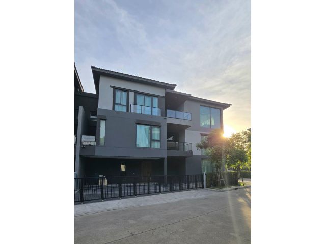 ให้เช่าบ้านหรู สามชั้น บ้านกลางเมือง ดิอิดิชั่น บางนา  พร้อมลิฟท์