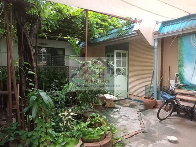 ขายที่ดินแปลงมุม 74 ตารางวาพร้อมสิ่งปลูกสร้างย่านเสรีไทย81 สวนสยา