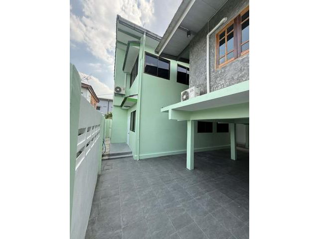 2 หลังในรั้วเดียวกัน 4 นอน 4 น้ำ ลาดพร้าว101 แยก 42