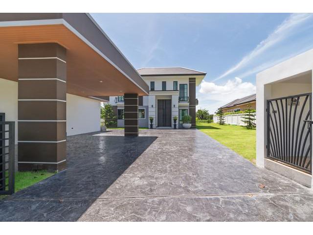 ขายวิลล่าหรูสั่งสร้าง ติดเลค หลังใหญ่ที่สุด & ทำเลดีที่สุดในหมู่บ